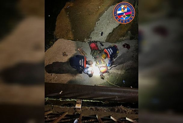 Спасатели эвакуировали мужчину с травмами из поймы реки в Сочи