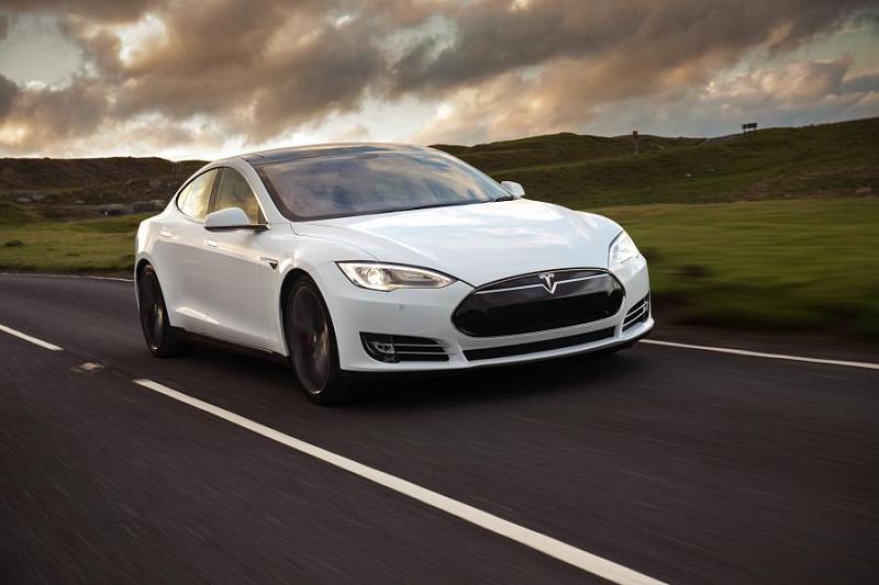 Владельцы Tesla не смогли попасть в свои машины из-за сбоя в приложении