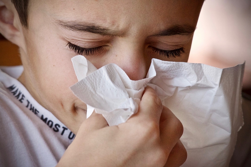 Как отличить обычную простуду от симптомов COVID-19 у своего ребенка