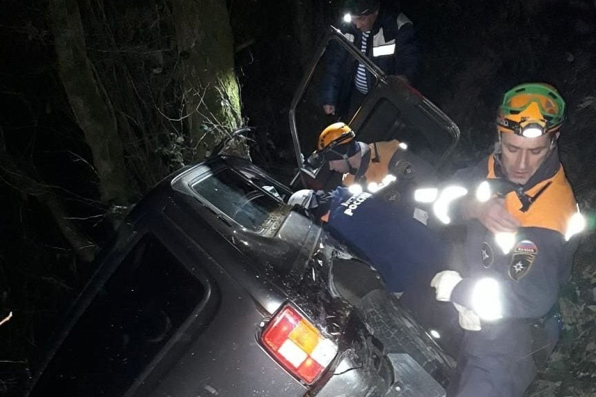 В Сочи автомобиль рухнул в обрыв. Пострадали женщина и двое детей