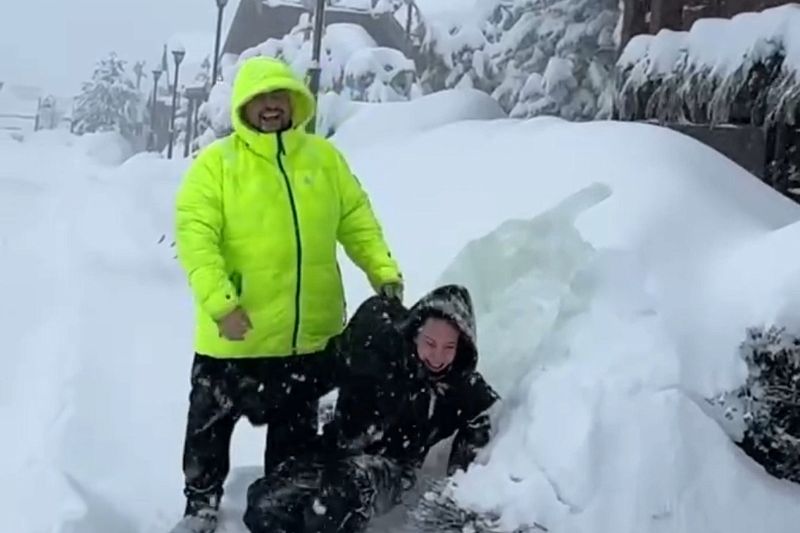 Певец Сергей Жуков удивился сугробам на горнолыжном курорте Сочи