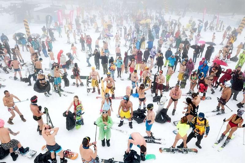 Почти 900 сноубордистов и лыжников в купальниках спустились с горы в Сочи