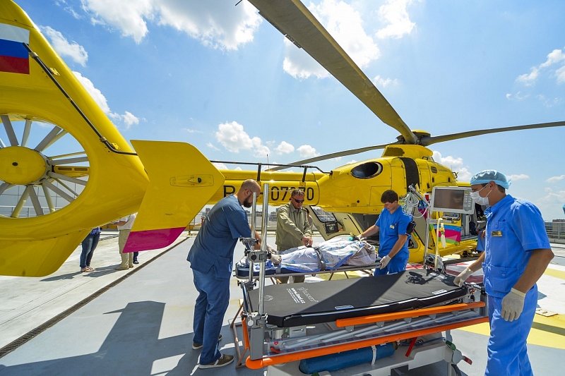 Ежегодно сотни пациентов доставляют в ККБ №1 вертолетами санавиации.