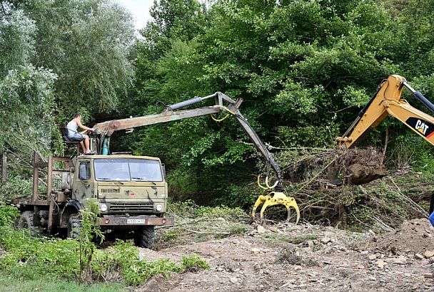 В Горячем Ключе начали расчищать опасные участки русел рек