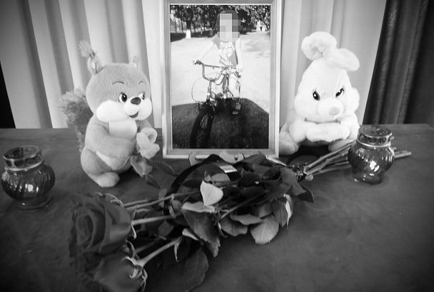 В Приморско-Ахтарске жители организовали стихийный мемориал в память о погибшей при атаке БПЛА девочке