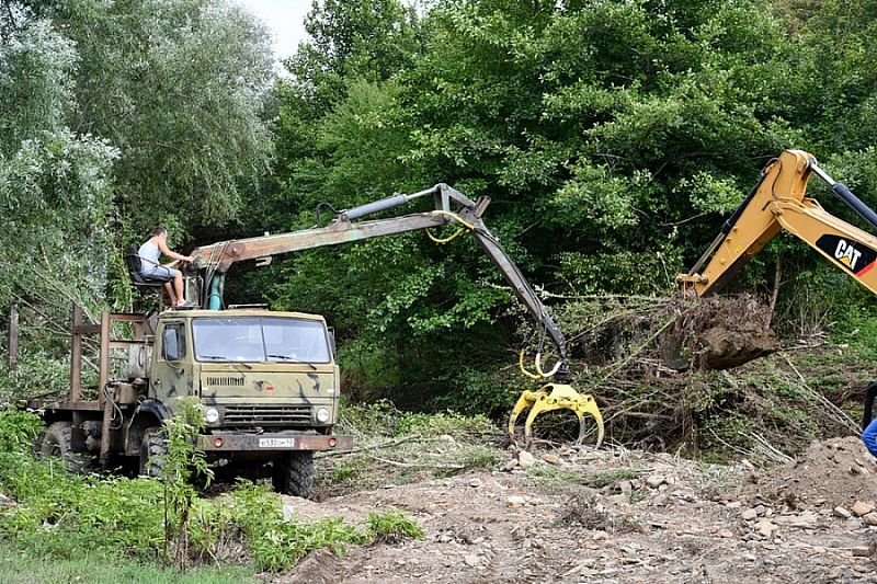 В Горячем Ключе начали расчищать опасные участки русел рек