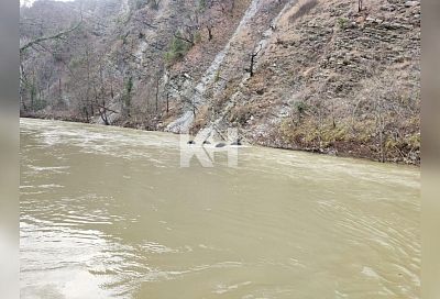 В Геленджике водитель на ГАЗе утонул в реке, помогая людям переправить машину