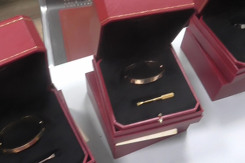 Жительница России пыталась незаконно ввезти в Краснодар браслеты Cartier стоимостью более 1,2 млн рублей
