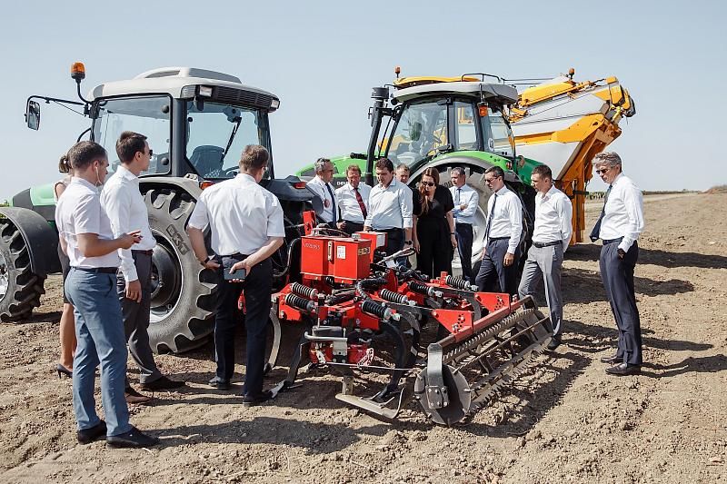 Сотрудничество с одним из мировых лидеров в производстве сельскохозяйственных машин обеспечивает агрофирме «Южная» эксклюзивные условия поставки техники и запчастей марки DEUTZ-FAHR.