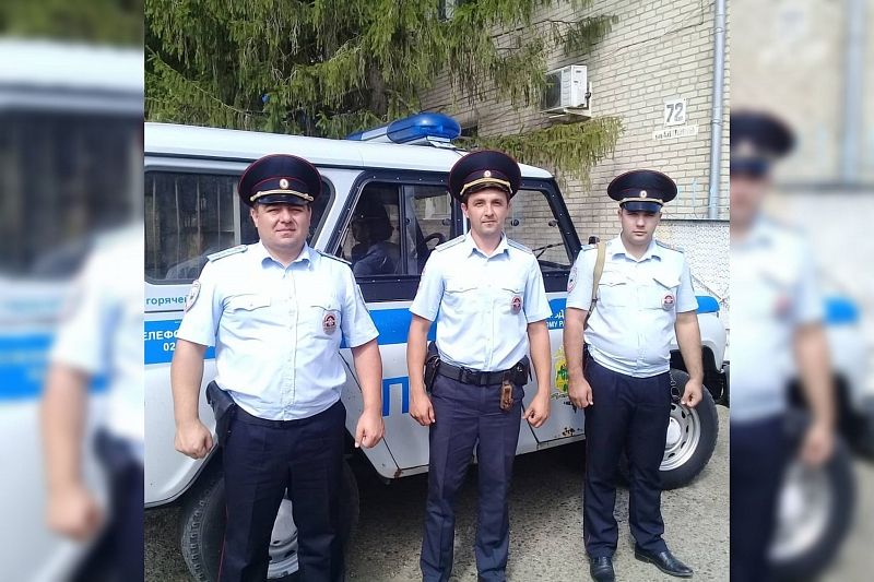 Полицейские спасли троих человек из горящей квартиры в Краснодарском крае