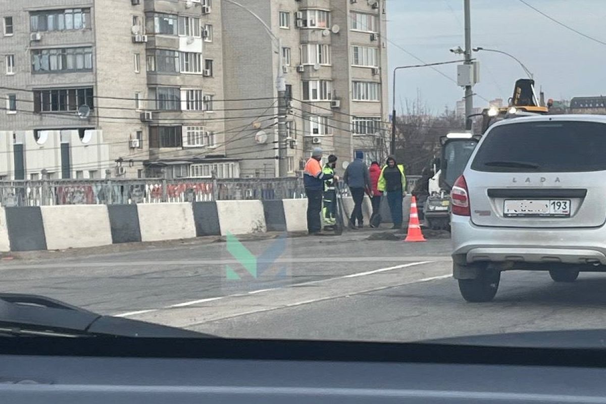 На Тургеневском мосту в Краснодаре стартовал ямочный ремонт