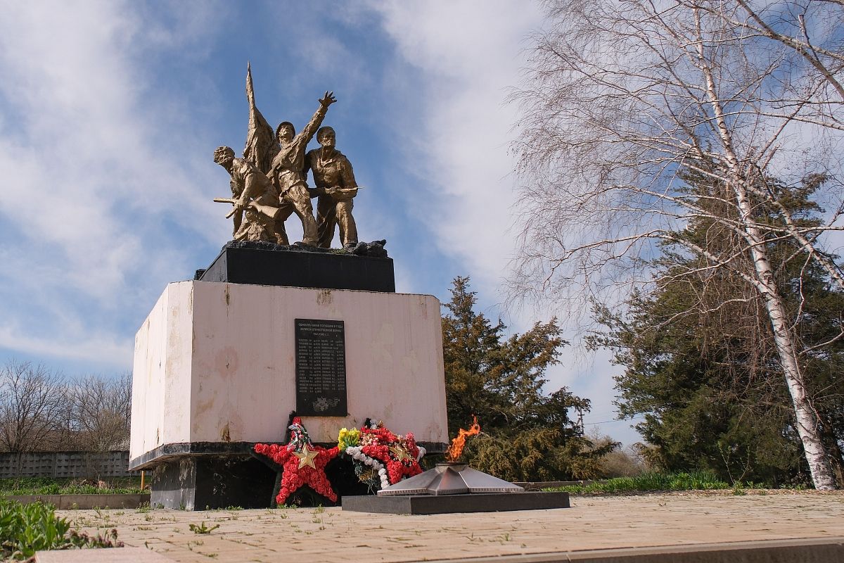 Мемориальный комплекс в поселке Светлая Заря.