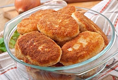Этот рецепт приготовления котлет из куриного филе выручит всех работающих женщин, которым каждый день надо готовить сытный и вкусный ужин