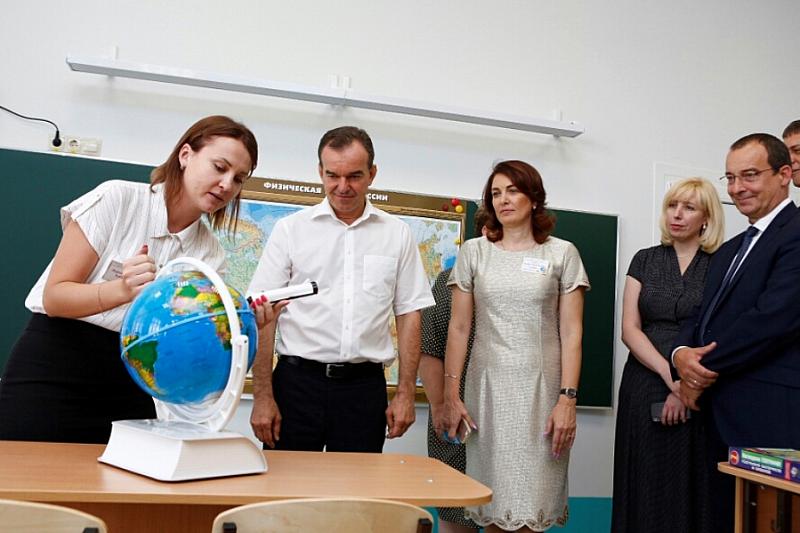 В кабинете географии установлен интерактивный глобус.