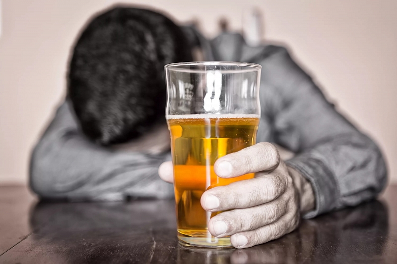 Нарколог рассказал об основных симптомах алкоголизма