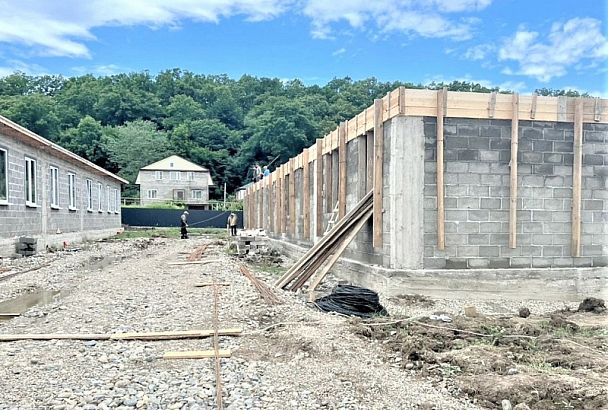В Апшеронском районе строят новые дома для переселения жителей из аварийного жилья