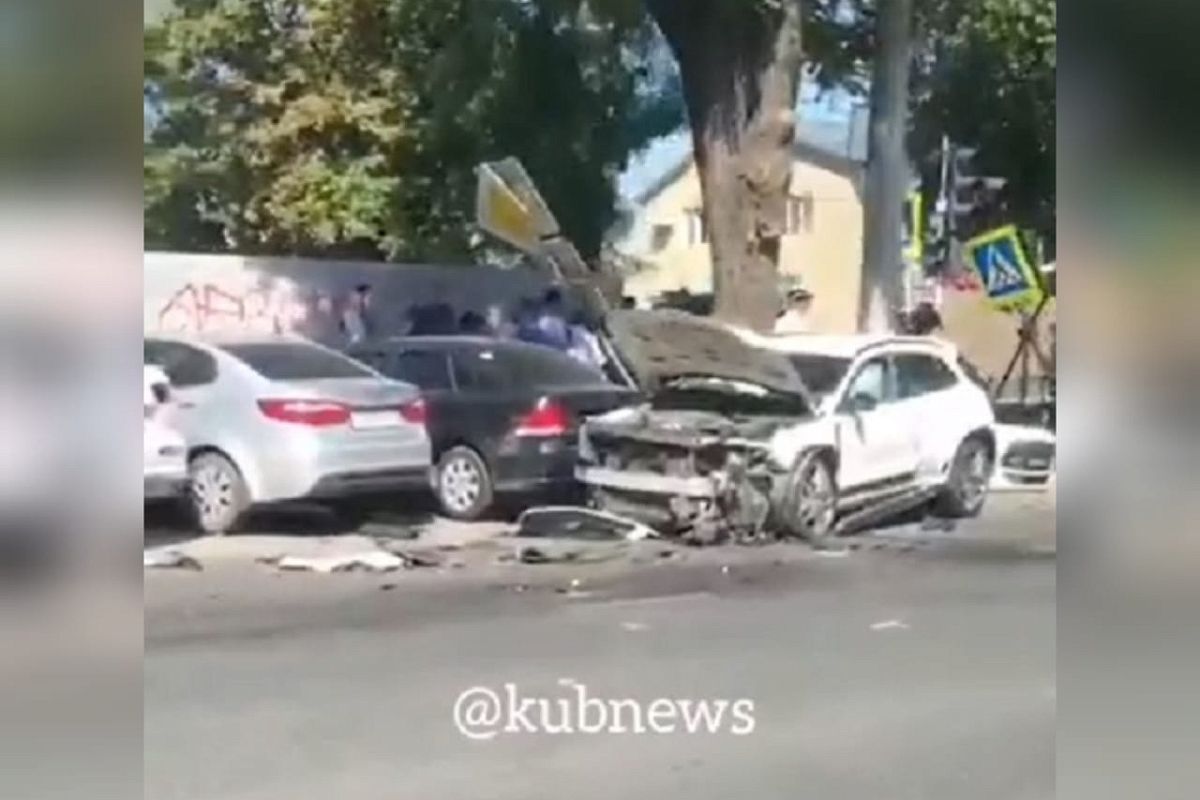 В Краснодаре в массовом ДТП пострадала водитель иномарки 