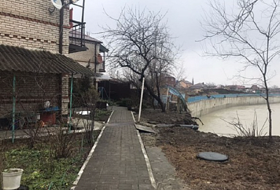 В Крымске река Адагум размыла берег и вплотную подошла к двухэтажному дому