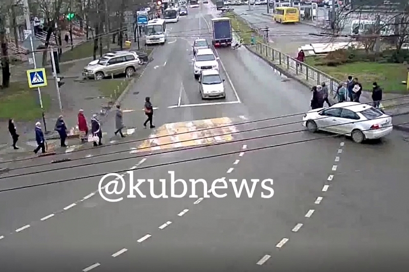 Кинувшаяся под колеса «Газели» в Краснодаре женщина-пешеход попала на видео