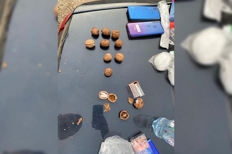 Полицейские поймали приезжего с наркотиками в скорлупе от грецких орехов