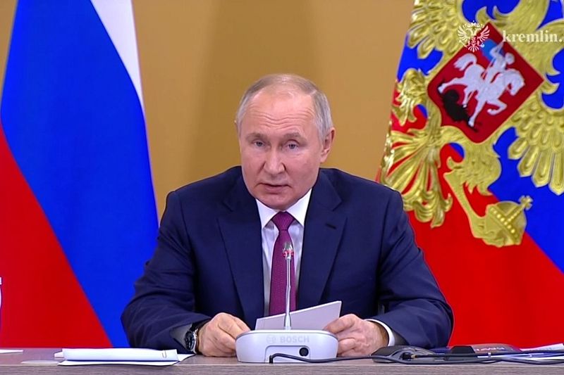 Путин призвал создавать условия для молодых людей