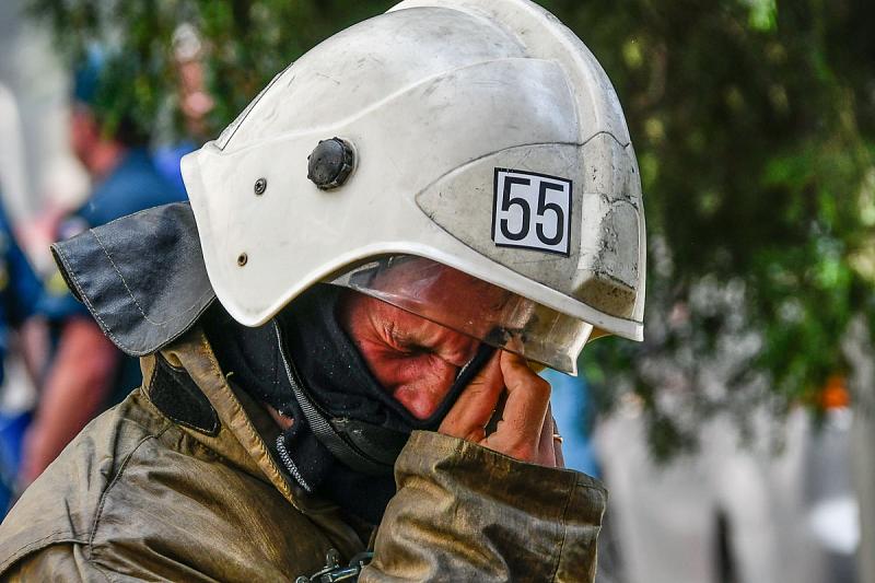 В Краснодаре пожарные борются с крупным возгоранием в многоэтажке по улице Мира