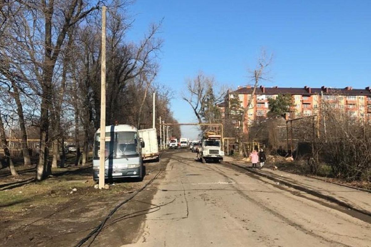 В поселке Краснодарском убрали упавшие электроопоры и установили новые