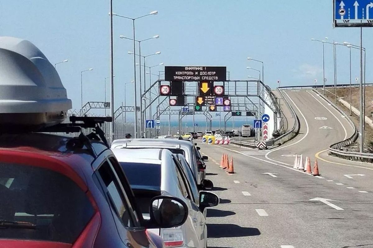 Пробка растет. Более 2,5 тыс. машин скопилось перед Крымским мостом