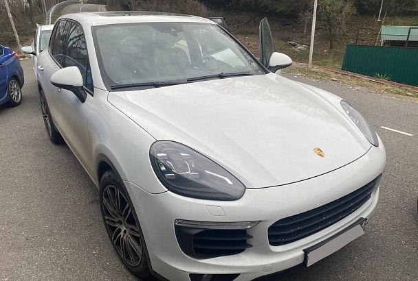 Жительница Кубани лишилась Porsche Cayenne из-за неоплаченных долгов