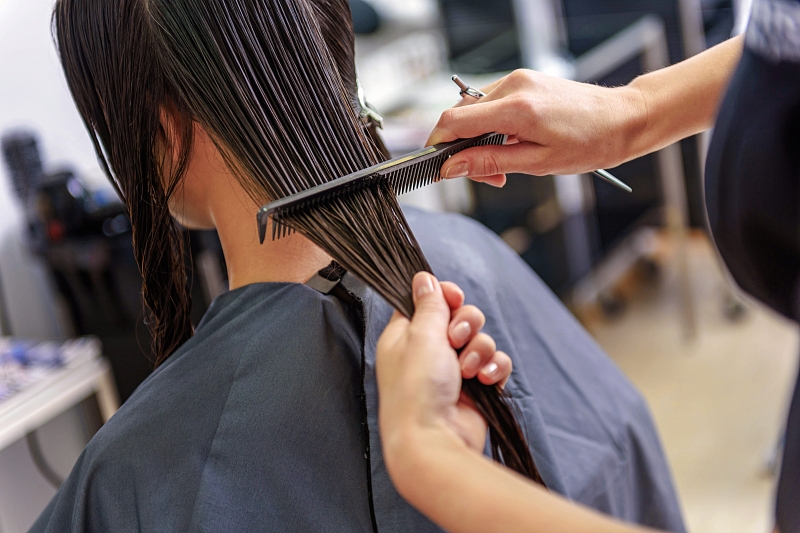 В Краснодарском крае ищут клиентов парикмахера с подтвержденным коронавирусом