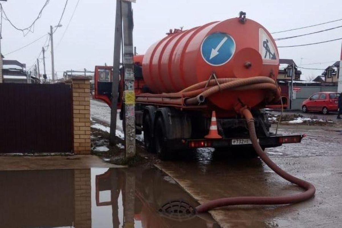 На нескольких участках дорог Краснодара откачивают воду после таяния снега