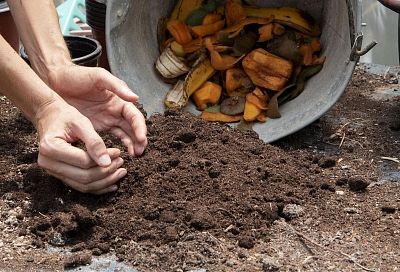 Сделал на участке такой ящик для компоста своими руками – и соседи выстроились в очередь, чтобы посмотреть на него: а мне не жалко – делюсь со всеми