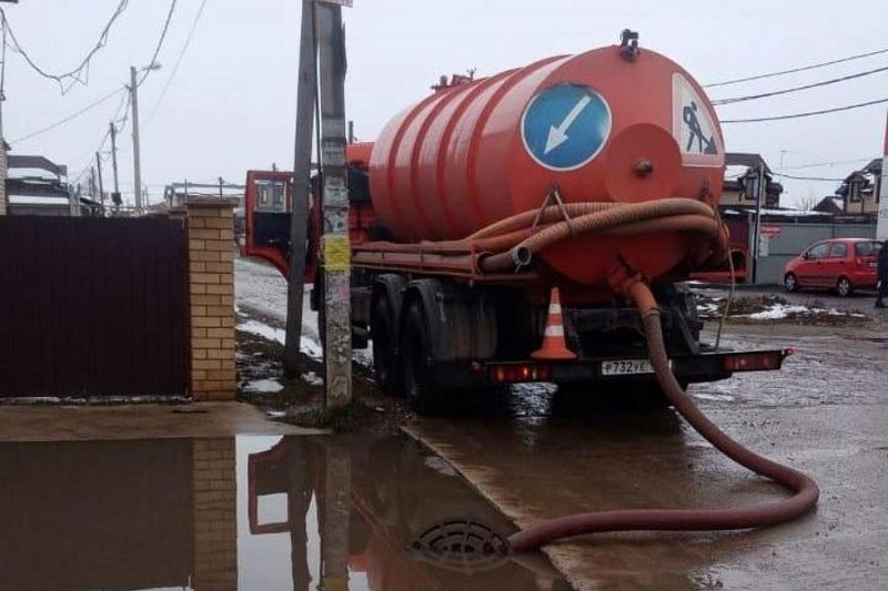 На нескольких участках дорог Краснодара откачивают воду после таяния снега