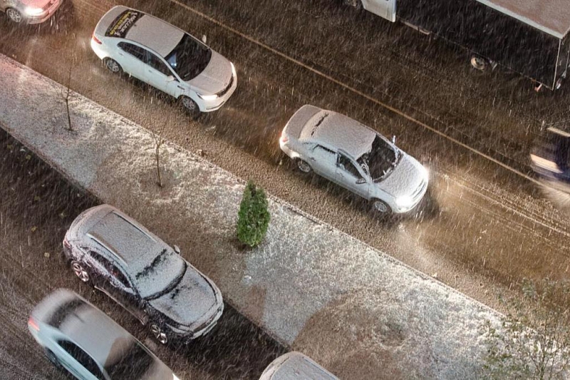 В Краснодаре выпал первый снег. На дороги вышла спецтехника