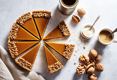 Раскатываю песочное тесто, засыпаю орехами и заливаю сгущёнкой — через полчаса на столе орехово-карамельный пирог мечты