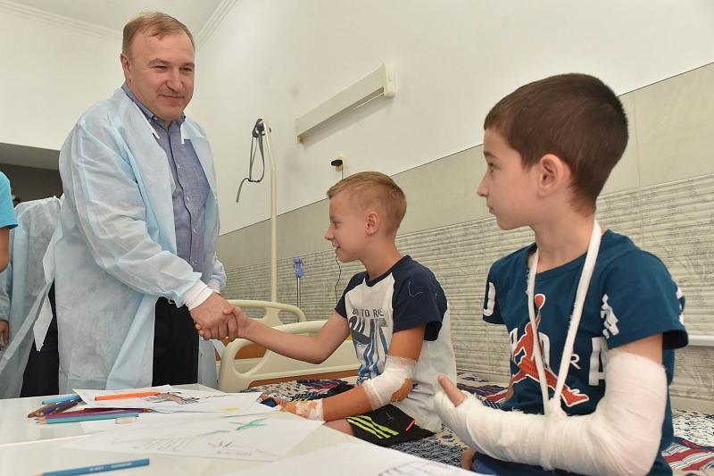 Глава Адыгеи вместе с волонтерами посетил республиканскую детскую больницу