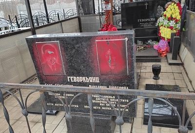 Вандалы закрасили памятники на Славянском кладбище в Краснодаре