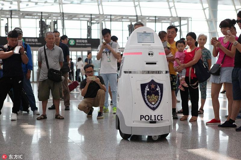 В Китае на улицы выпустили полицейских роботов