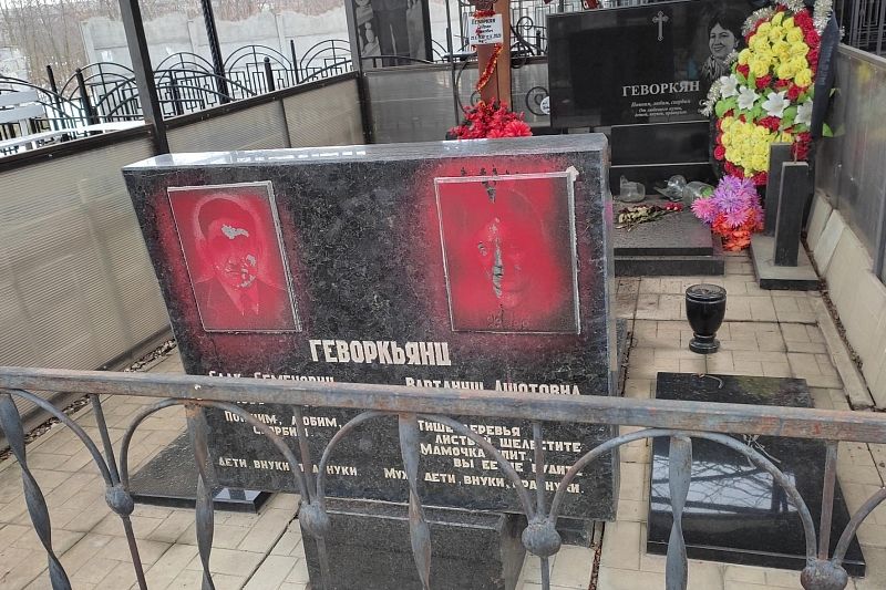 Вандалы закрасили памятники на Славянском кладбище в Краснодаре