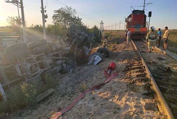 Под Анапой локомотив протаранил грузовик на переезде. Есть погибший