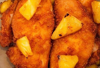 Для праздничного стола выбираю курицу и ананасы, чтобы приготовить отбивные в духовке. Результат — нежнейшие отбивные, которые легко разрезать вилкой