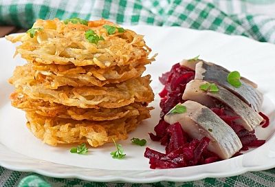 Хрустящие драники «как у бабушки»: готовятся быстрее, чем будете читать рецепт