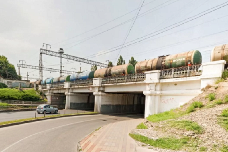 В Краснодаре ограничат движение транспорта под мостом в районе улицы Вишняковой