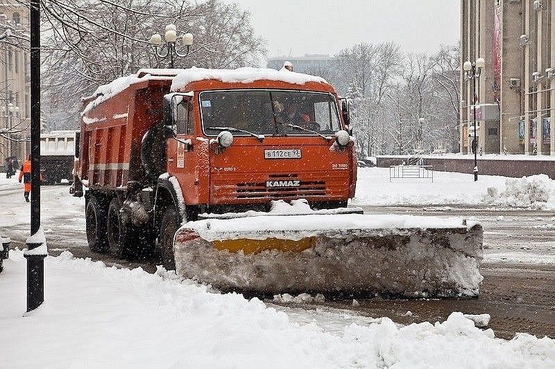 В ликвидации последствий снегопада на дорогах Краснодарского края задействовано 285 единиц техники 