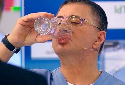 Не 2 – 3 литра воды в день, а 500 мл: доктор Мясников рассчитал, сколько и какой жидкости нужно вашему организму