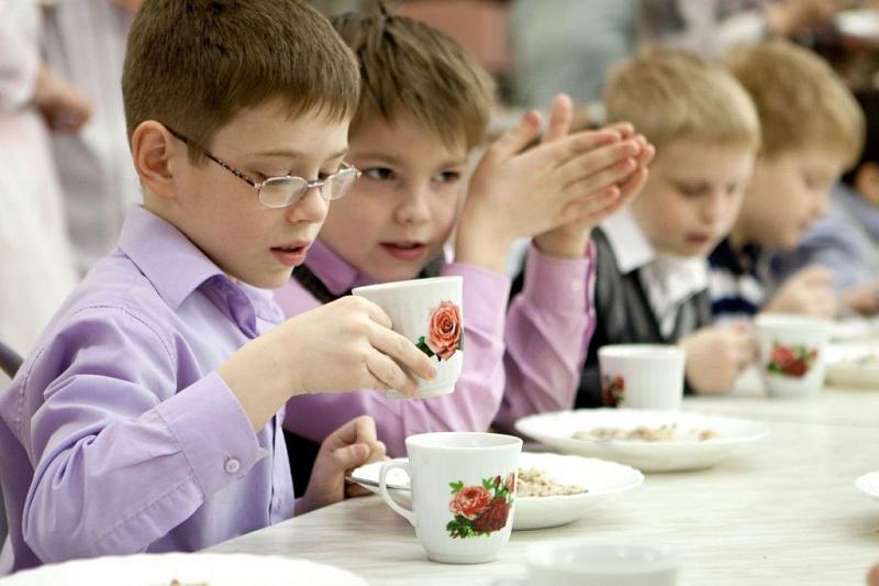 В Роспотребнадзоре рассказали, как правильно питаться школьникам