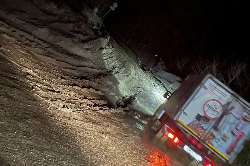 На Шаумянском перевале из-за оползня ограничили проезд грузовиков