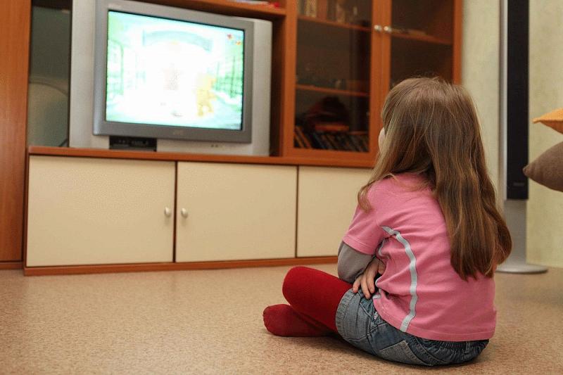 Смотреть телевизор еще опаснее для здоровья, чем много работать