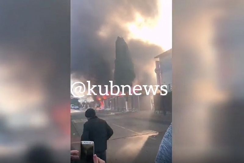 Сотрудники МЧС тушат крупный пожар в кафе 