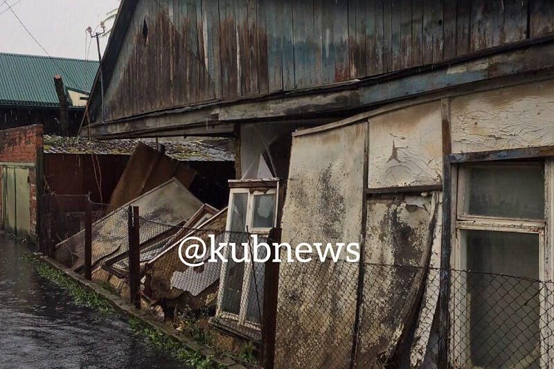 Из-за сильного дождя в Краснодаре обрушился фасад частного дома